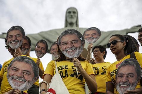 Partidarios de Lula en el Cristo Redentor de Río de Janeiro (foto: ANSA)