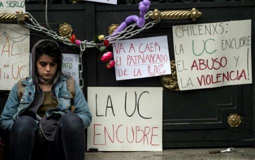 Carteles que denuncian el acoso sexual en la facultad de Derecho de la Universidad de Chile 