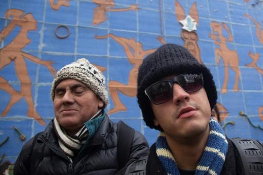 Dos ciegos ante un mural para invidentes que fue realizado por el pintor Roberto Matta en Santiado de Chile, ayer