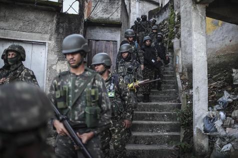 Militares copan favelas cariocas (foto: ANSA)
