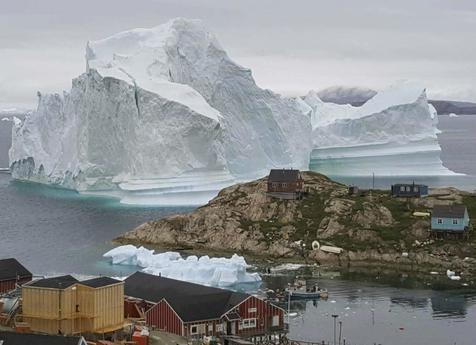 Iceberg gigante encallado en Inaarsuit. (foto: ANSA)