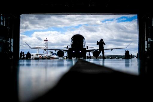 Un Embraer-175 ingresa a un hangar del aeropuerto parisino
