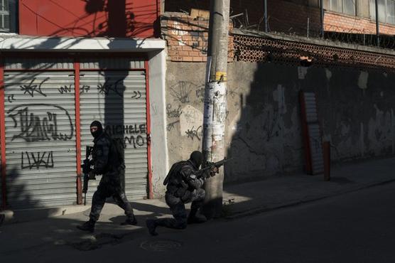 Policía militarizada en tiroteo ayer en  favela de Alemao, en Río de Janeiro
