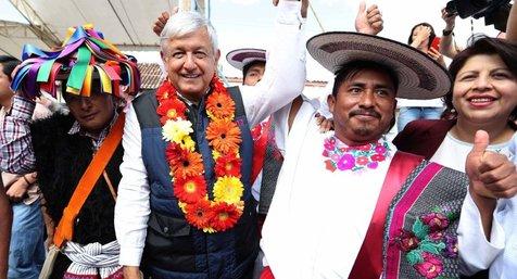 Andrés López Obrador (con collar de flores) junto a miembros de una comunidad indígena durante la campaña electoral (foto: Ansa)