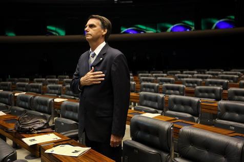 Jair Bolsonaro entre un astronauta o un principe