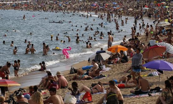 Una multitud en las playas de Barcelona, ayer