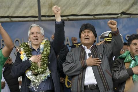 Morales y García Linera saludan