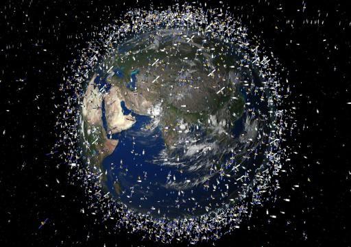 Una imagen de computadora que muestra los miles de objetos en órbita alrededor de la Tierra