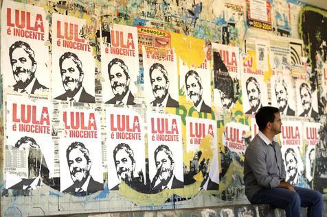 Lula es inocente mensaje en los carteles pegados en San Pablo (foto: ANSA)