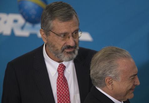El ministro de Justicia de Brasil, Torquato Jardim (de frente), junto al presidente Michel Temer. (foto: ANSA)