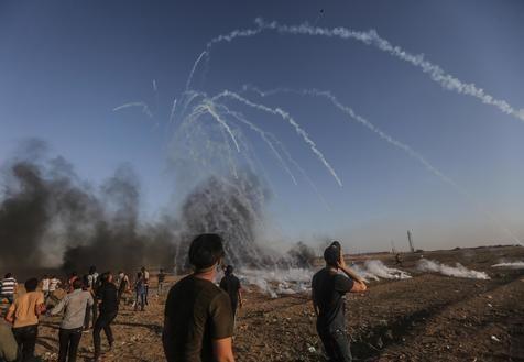 Disparos y gases lacrimógenos contra manifestantes palestinos en Gaza (foto: EPA)