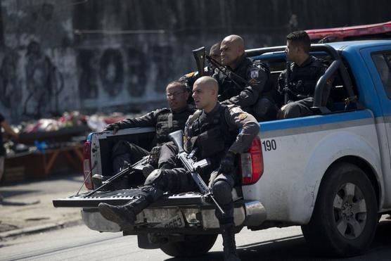 Policia militarizada en plena represión en favelas