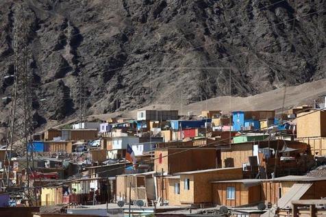 Viviendas precarias en la ladera de la cordillera de Los Andes en Atacama, norte de Chile (foto: Ansa)