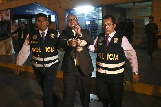 El juez Juan Emilio Gonzales Chávez es escoltado por policías que lo trasladan a la prisión