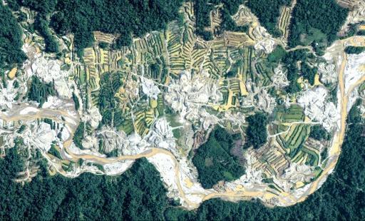 Vista aérea de la egión amazónica de Madre de Dios, epicentro de la minería ilegal en Perú