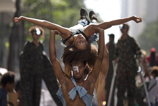 Artistas se manifiestan contra la violencia hacia los negros en Río de Janeiro