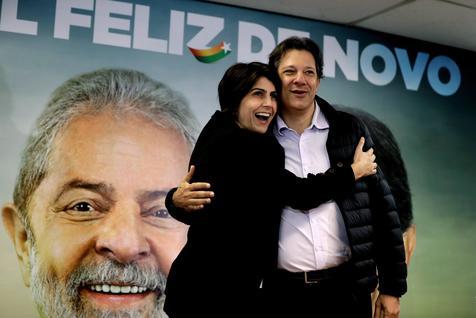 Fernando Haddad y Manuela D' Avila, la fórmula del PT, con la imagen de Lula por detrás 