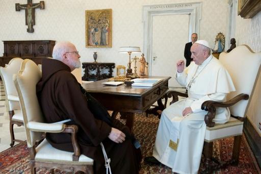 El papa Francisco (D) se entrevista con el cardenal Sean Patrick O'Malley, arzobispo de Boston, el 19 de abril de 2018