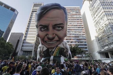 Seguidores agitan un muñeco Bolsonaro autoatentado?