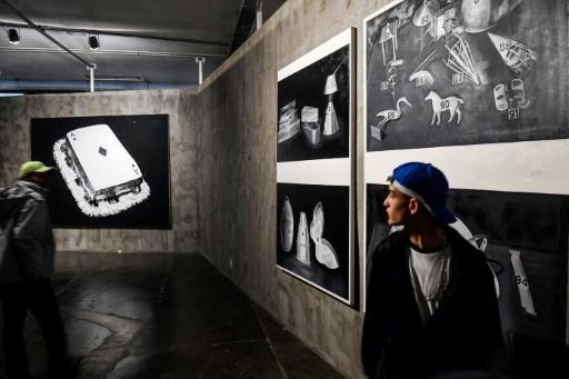 Un visitante observa la obra sin título de Rafael Carneiro durante la Bienal de Sao Paulo, ayer