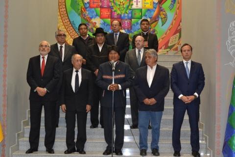 Los ex presidentes acompañan a Morales, ayer en La Paz