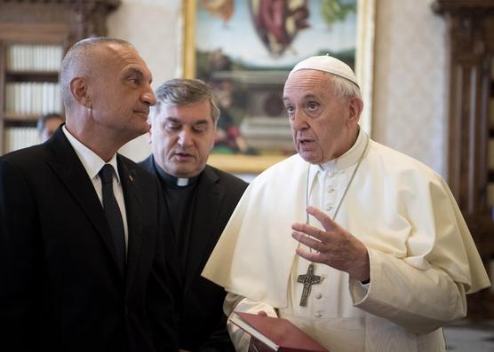 Francisco habla con el presidente de Albania, Ilir Meta, durante una audiencia privada en el Vaticano