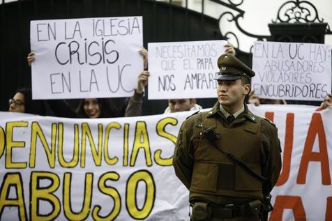 Protesta contra el abuso sexual en la Iglesia ante la nunciatura de Santiago (foto: ANSA)