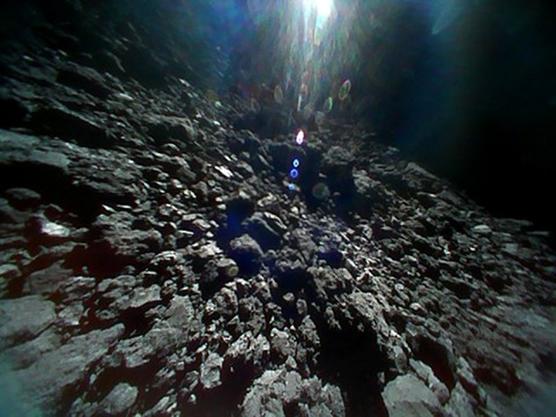 Nuevas imágenes captadas en la superficie de un asteroide revelan que es... rocoso.