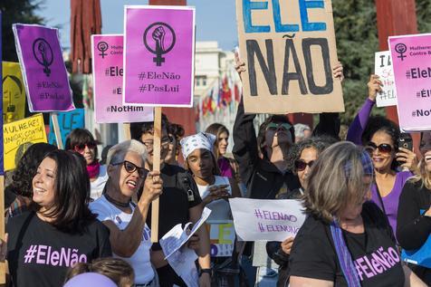 Mujeres contra Bolsonaro en Brasil (foto: EPA)