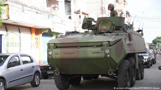 Una tanqueta en las calles de Rio