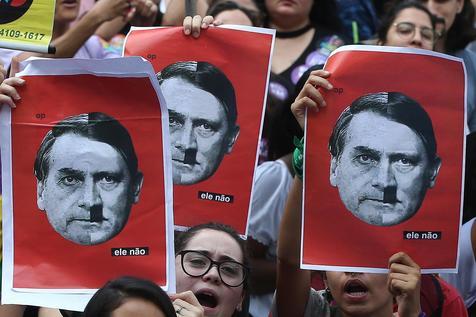 Detractores de Jair Bolsonaro en manifestación de campaña (foto: ANSA)