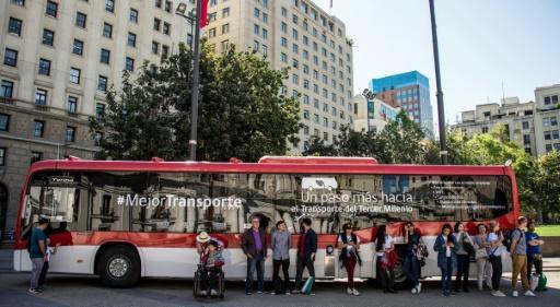 Nuevo bus Euro-6 desplegado en frente de La Moneda