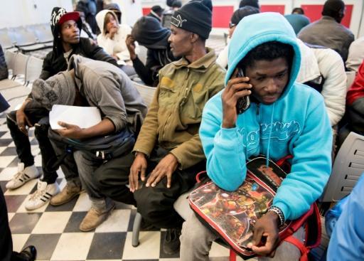 Migrantes haitianos esperan a ser atendidos en una oficina de migración en Santiago