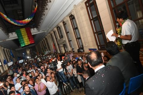 Evo Morales en el consulado boliviano en Buenos Aires