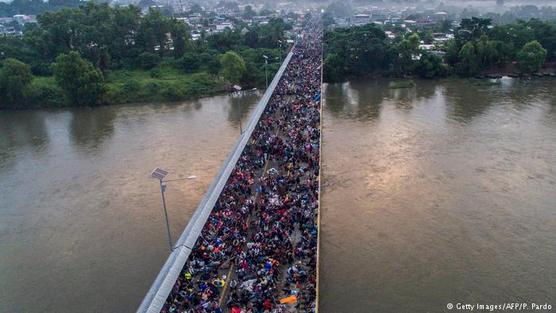 Vista aérea del puente internacional de Ciudad Hidalgo, que separa México de Honduras, el sábado.