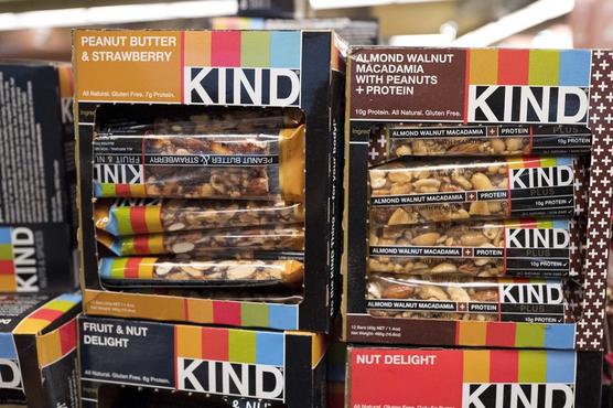 Barras de dulces Kind a la venta en un supermercado de Nueva York