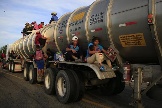 Mujer con hijo en brazos viaja en camión cisterna