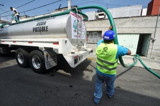 Empleados distribuyen agua en camiones
