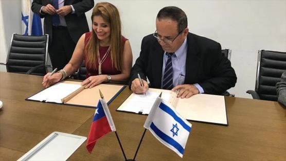 La chilena Pamela Gidi, y el ministro israelí Ayoob Kara, firman acuerdo, Tel Aviv