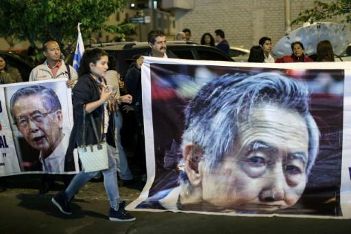Afiches con el rostro de Fujimori agitados por manifestantes