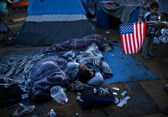 Migrantes descansan en un refugio de Tijuana