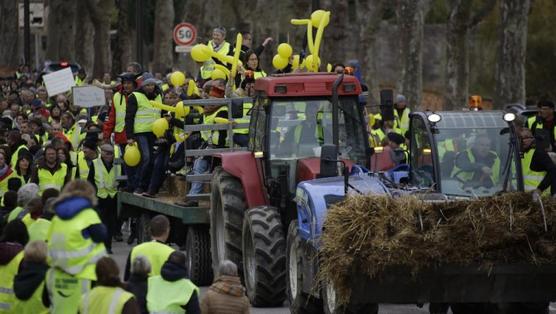 "Chalecos amarillos" protestan en Limoges, en el centro de Francia.