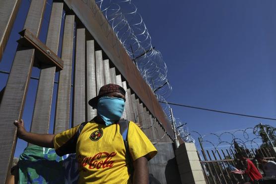 Migrante amarrado a los postes fronterizos