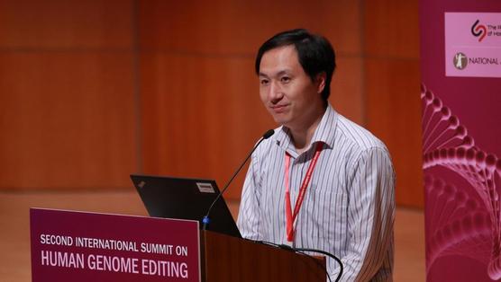 El científico He Jiankui durante una conferencia sobre edición del genoma humano, en Hong Kong