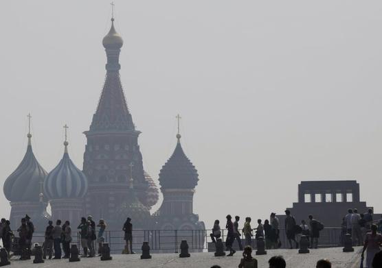 Catedral de San Basilio en Moscú cubierta de smog