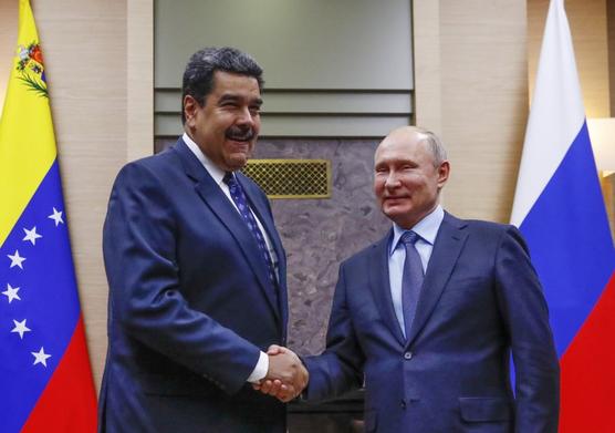 Putin estrecha la mano de Maduro ayer en Moscú