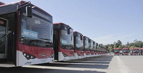 La dotación de autobuses eléctricos que comenzarron a circular  en Santiago de Chile (foto: Ansa)