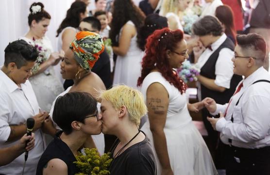 Despues de la ceremonia el beso tradicional