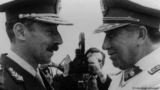 Los genocidas Videla y Pinochet se saludan