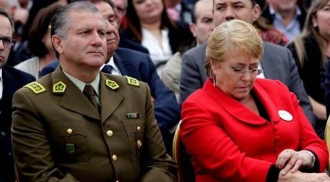 El ex director general de Carabineros, el general en retiro Bruno Villalobos, y la ex presidenta chilena Michelle Bachelet (Ansa